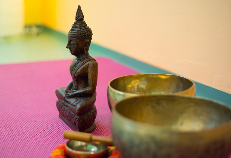 GesundheitLernen Buddha mit Klangschale und Yogamatte